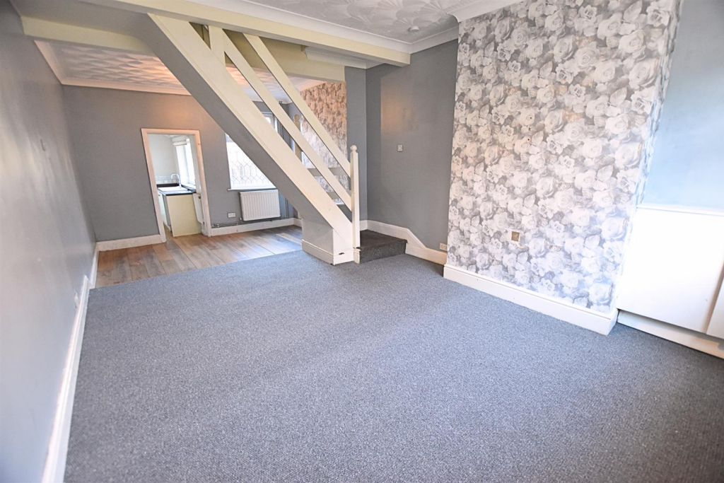 THROUNGH LOUNGE TO DINING AREA