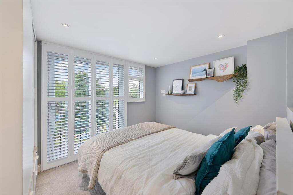 SUTTON COMMON ROAD,238-1.jpg