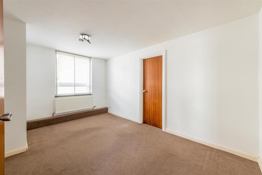 Flat 11 Sussex Court-15.jpg