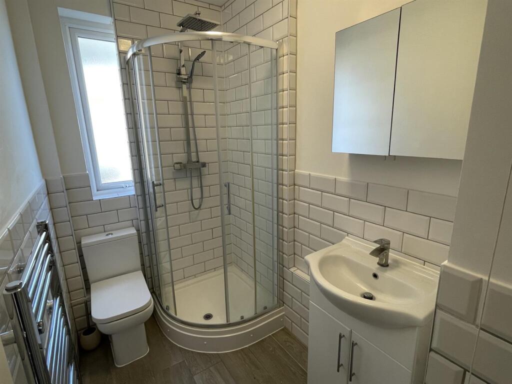 Shower room 1.jpg
