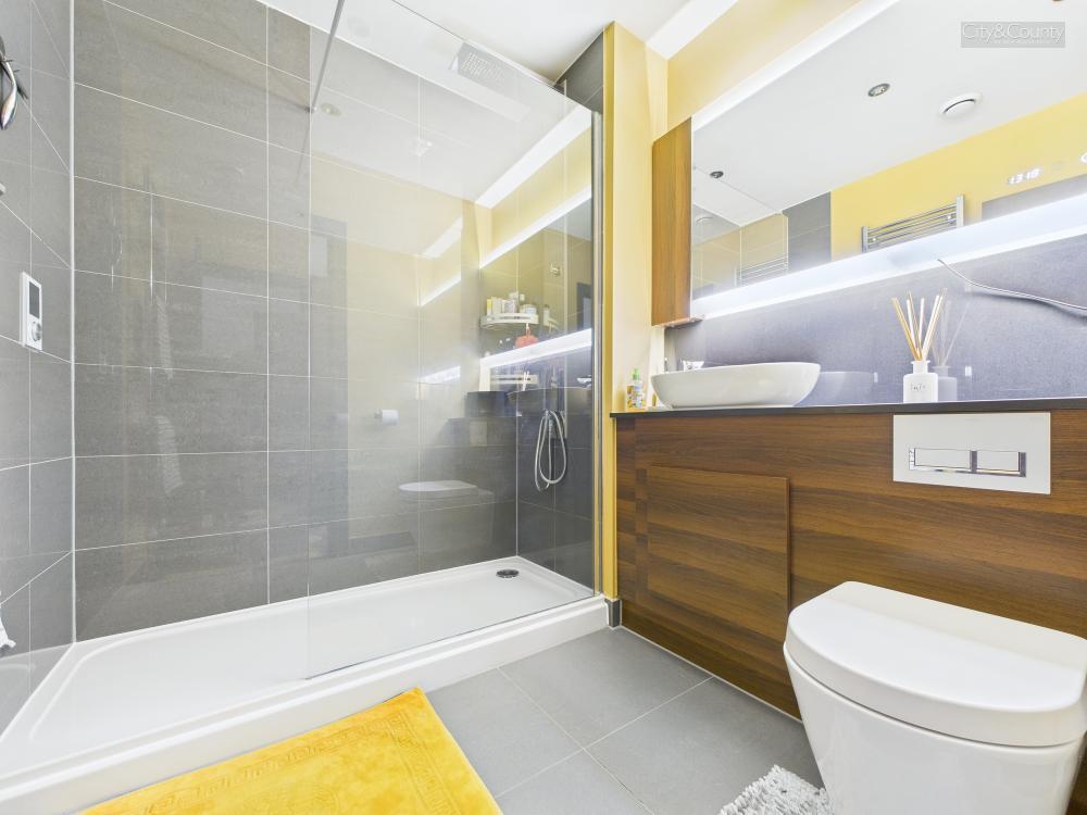 En-Suite To Master Bedroom