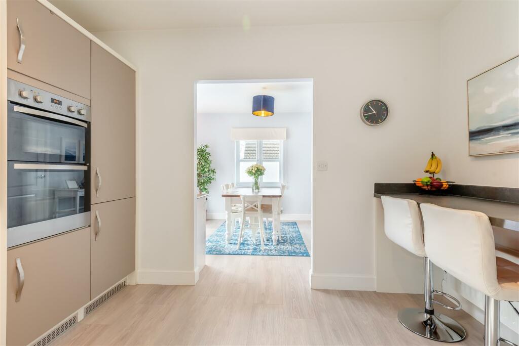 8588285-interior15.jpg