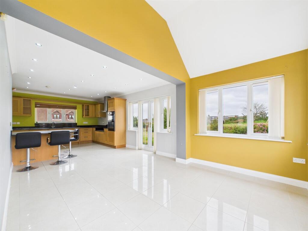 Dining Area.jpg