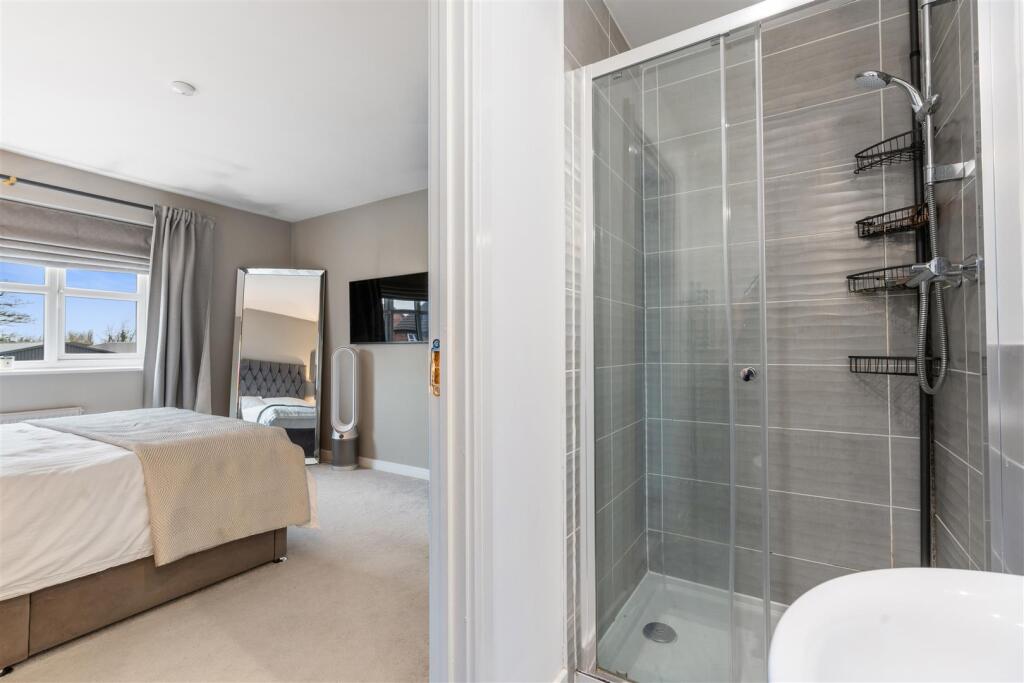 Bedroom1andensuite.jpg