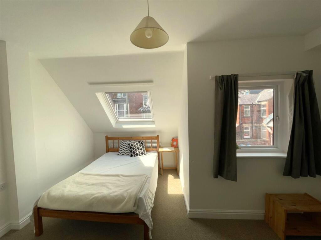 3 Moor End Bedroom.jpg