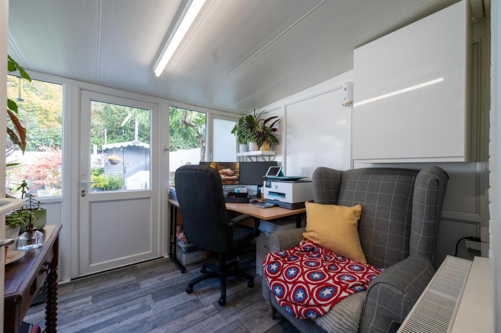 31 Cockleshell Gardens2218.jpg