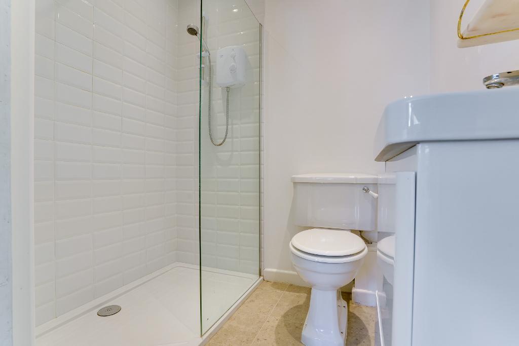 En suite to Bedroom 1