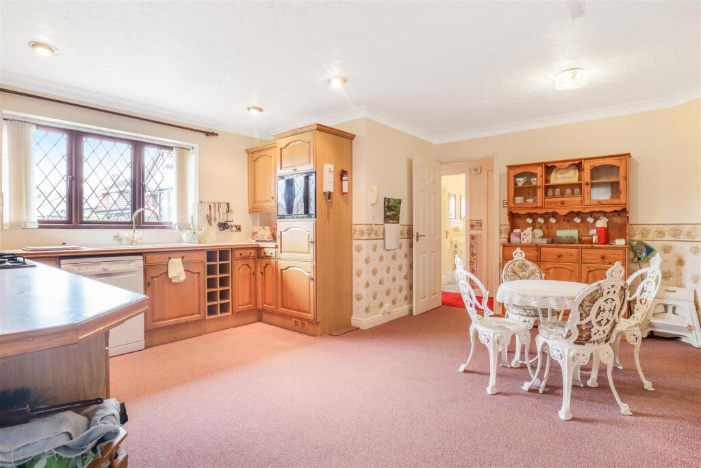 Kitchen/ Breakfast Room