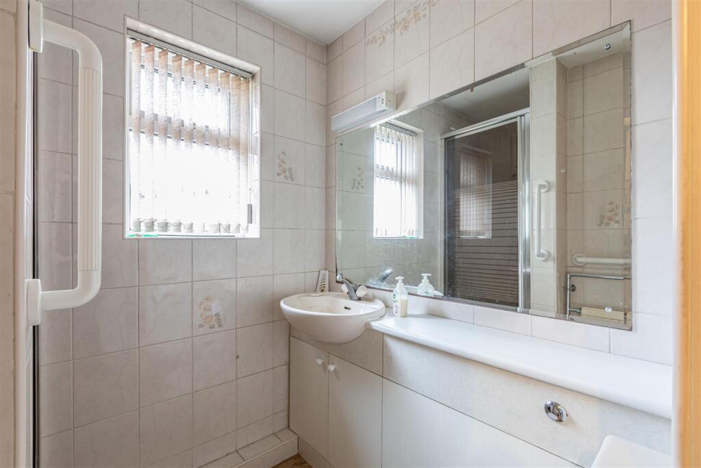 50 Petersham Avenue, Byfleet, KT14 7HY - 16.jpg