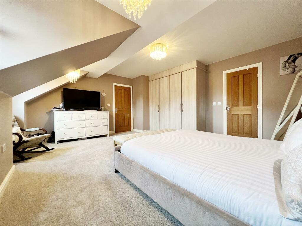 Bedroom 1 pic 3.jpg