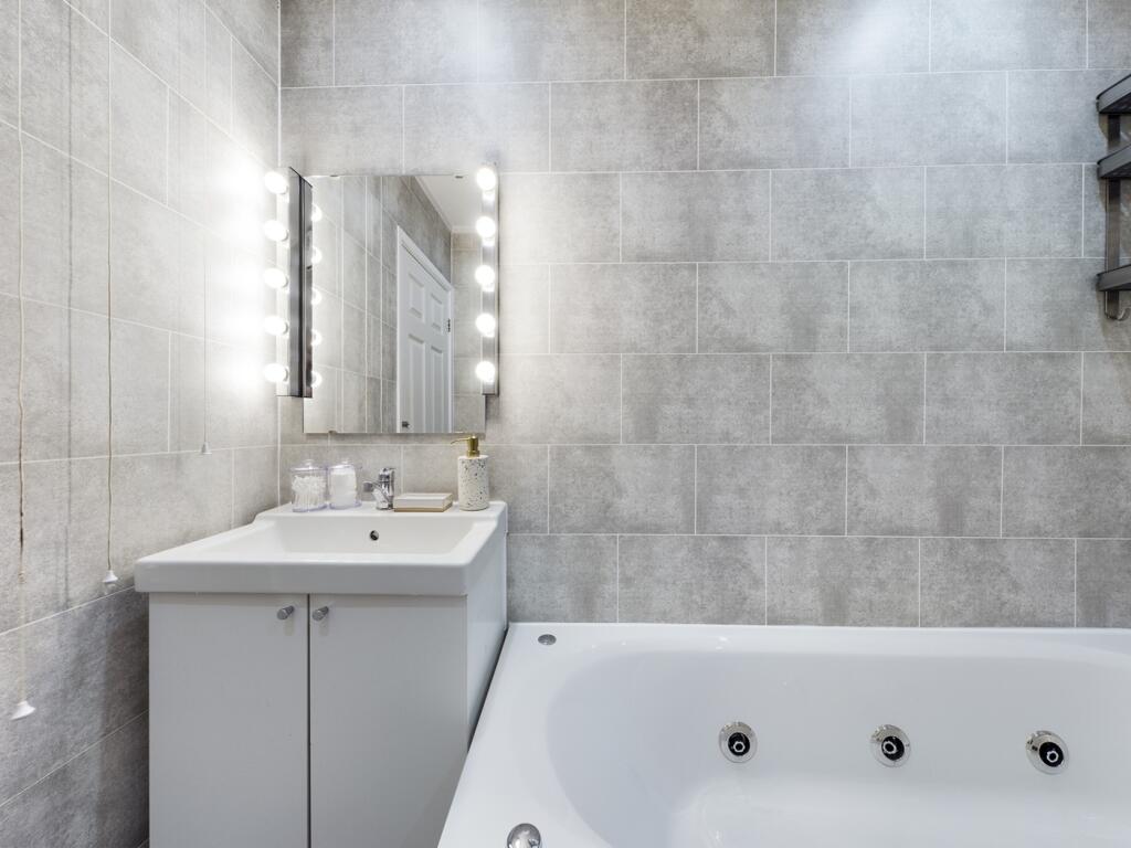 A spacious and inviting large bathroom featurin...
