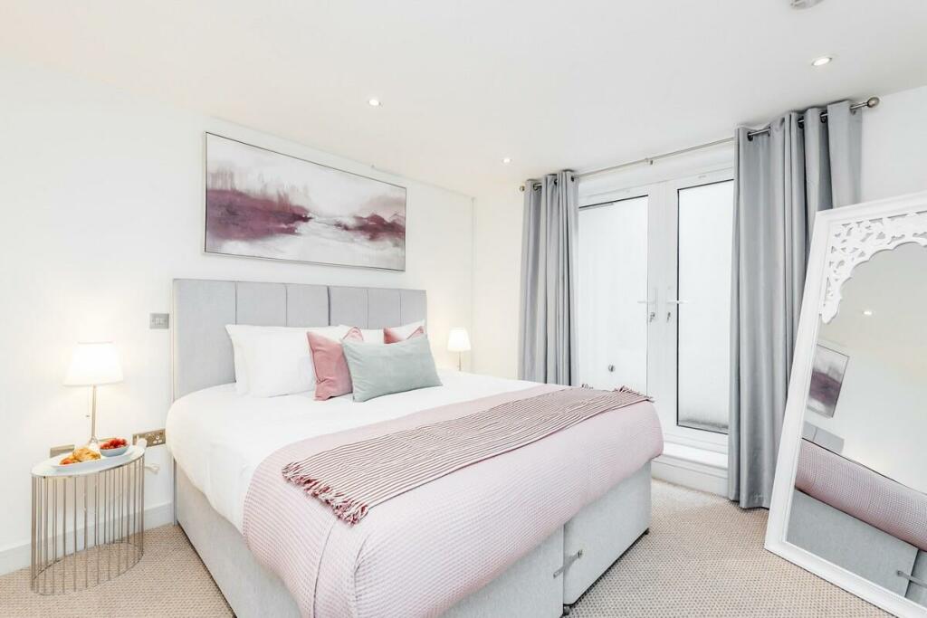 Master Bedroom (2).jpg