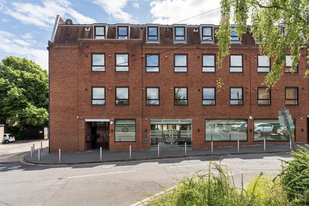 Eastwood Close, E18