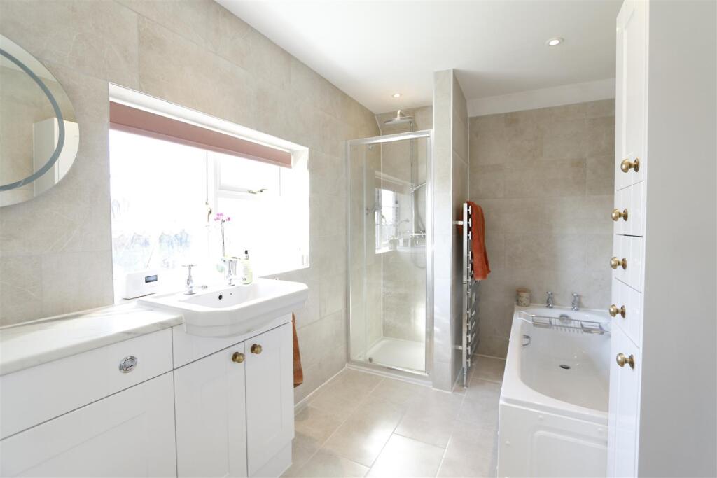 Ensuite Bathroom.JPG