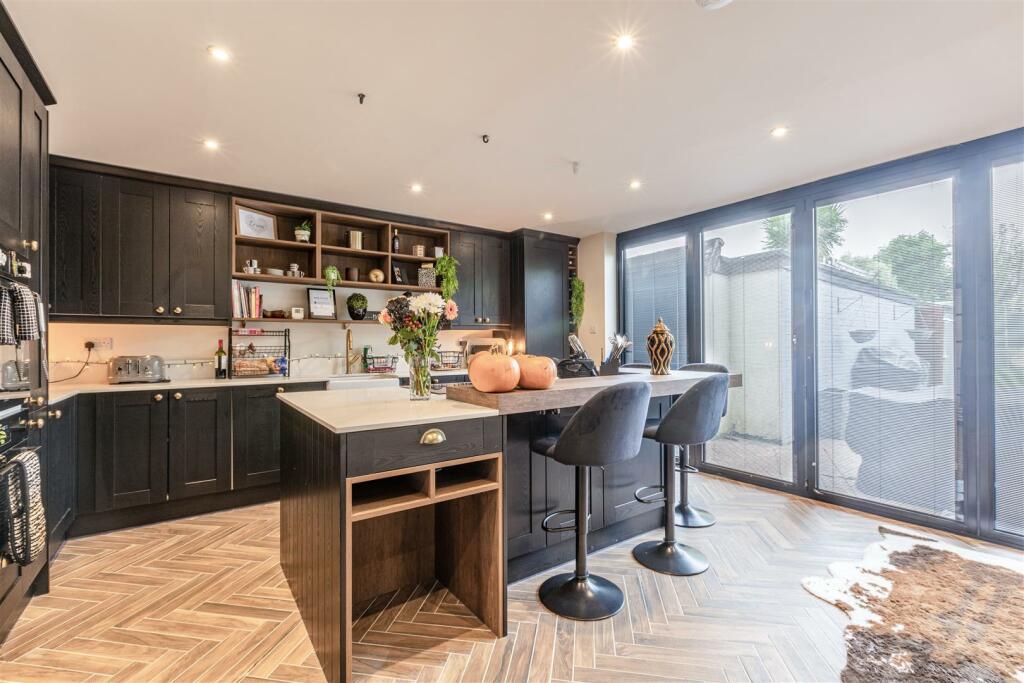21 Linden Close, New Haw, KT15 3HG - 19.jpg