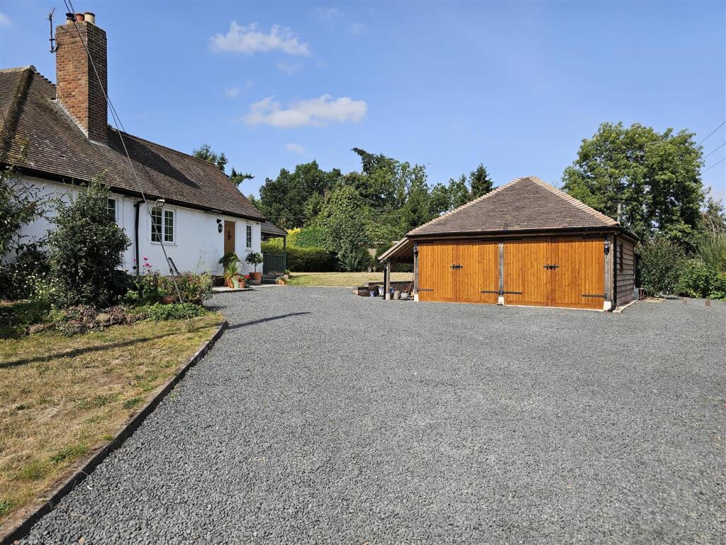 Driveway/Garage