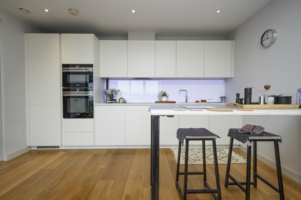 kitchen and Breakfas