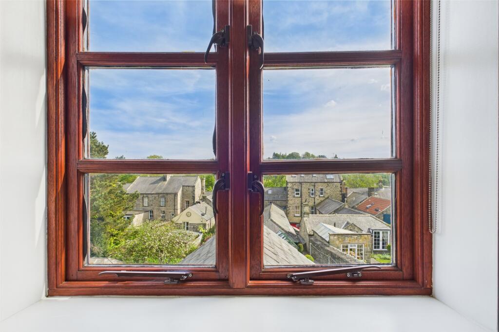 CAM04201G0-PR0080-STILL028