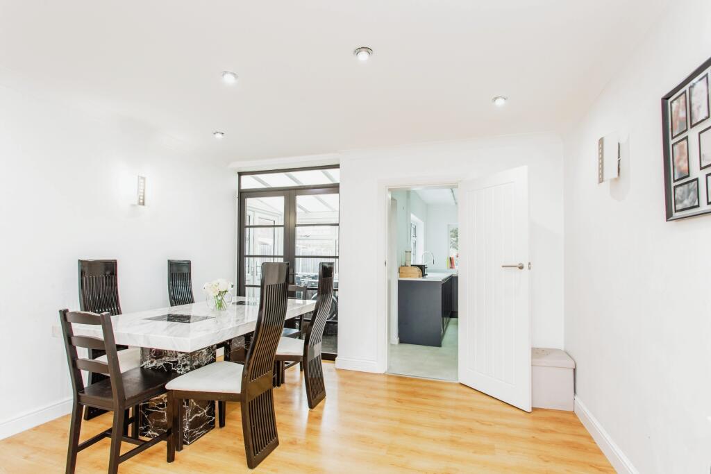 Lounge/Dining Area