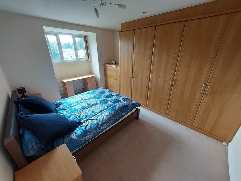 A neat and well-maintained double bedroom featu...