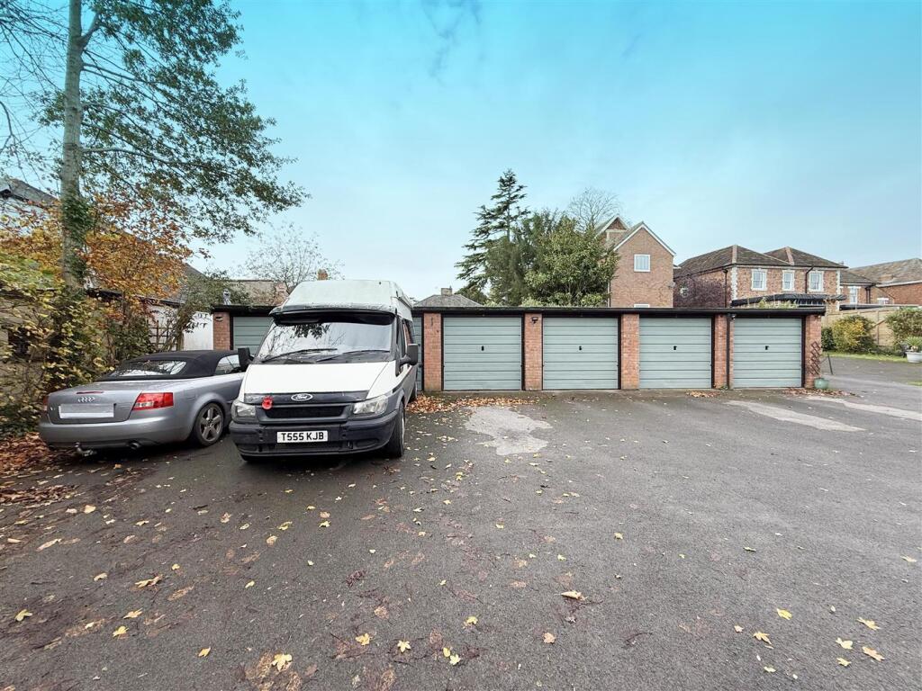 GARAGE &amp; PARKING