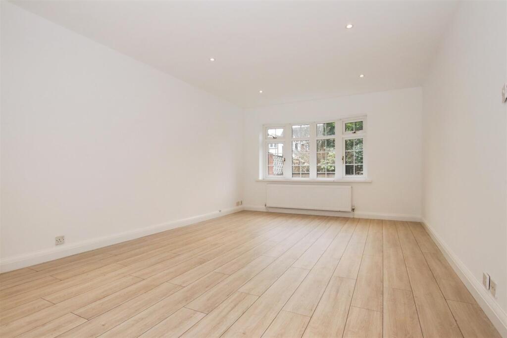 OPEN PLAN THROUGH LOUNGE/DINING ROOM
