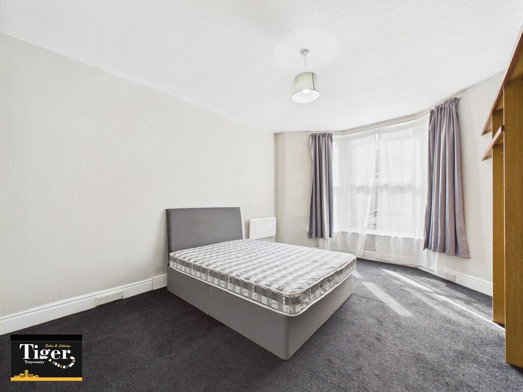 CAM02176G0-PR0672...