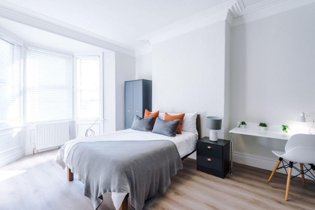 77DR - Bedroom