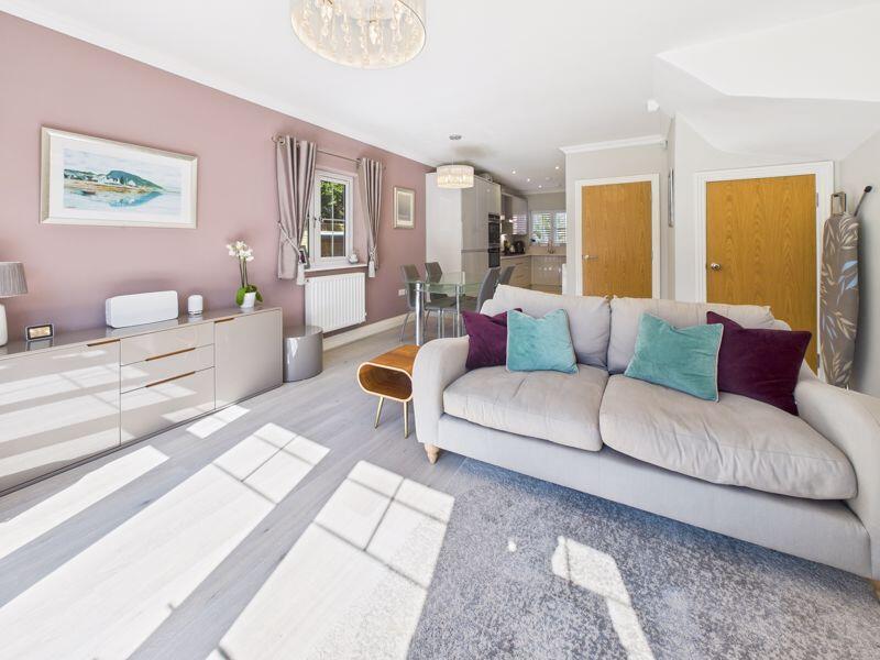 LOUNGE / DINING ROOM