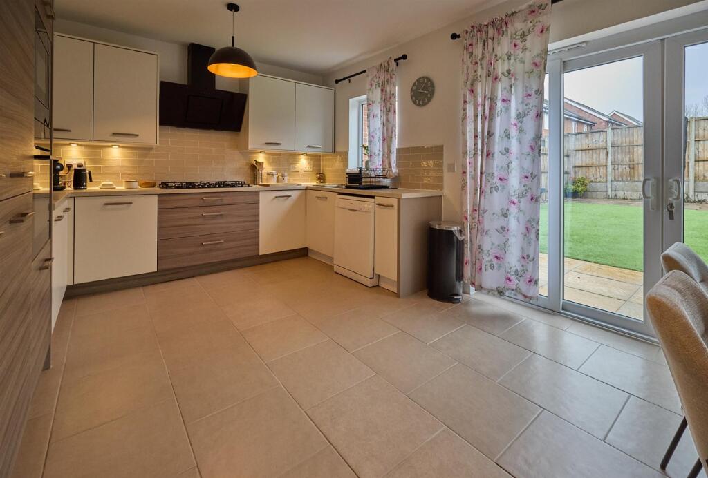 Fitted dining/kitchen to rear