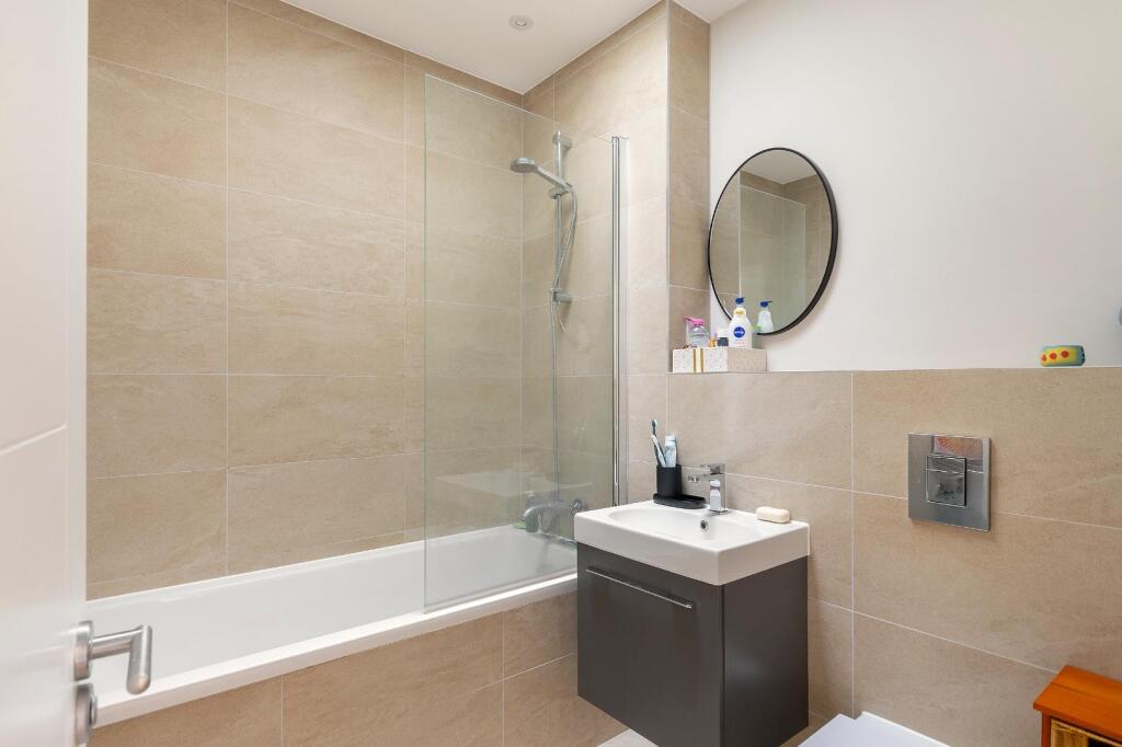 F1W3H4VP - Bathroom B.jpg