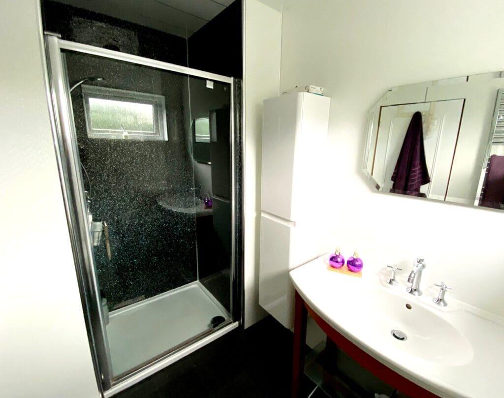 EN-SUITE SHWRM