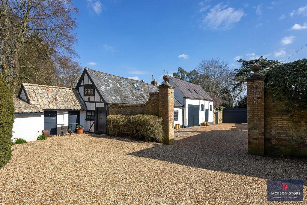 Cottage &amp; Courtyard