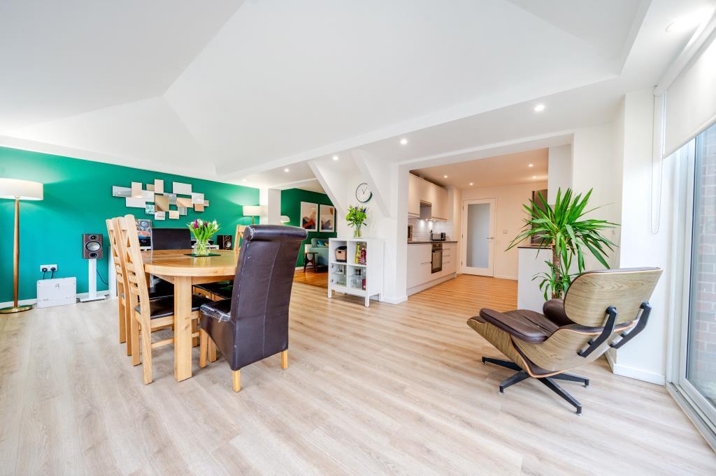 L-Shaped Fitted Kitchen/Dining Room