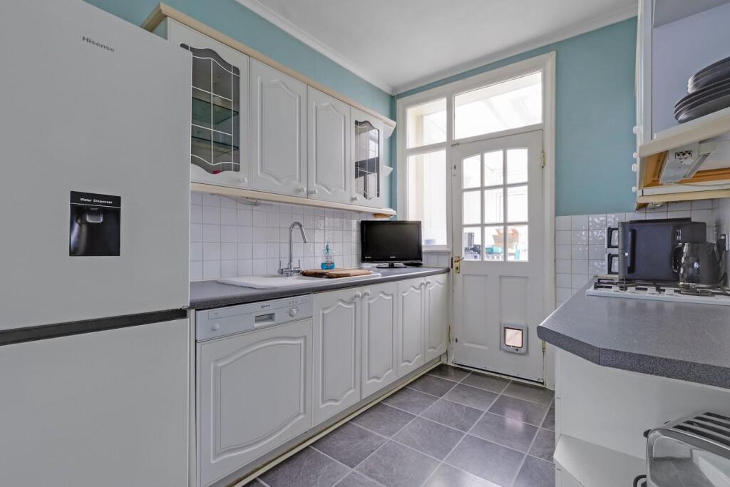 04-85c6JHPropWpen - 44 Avenue Road - 10-medium.jpg