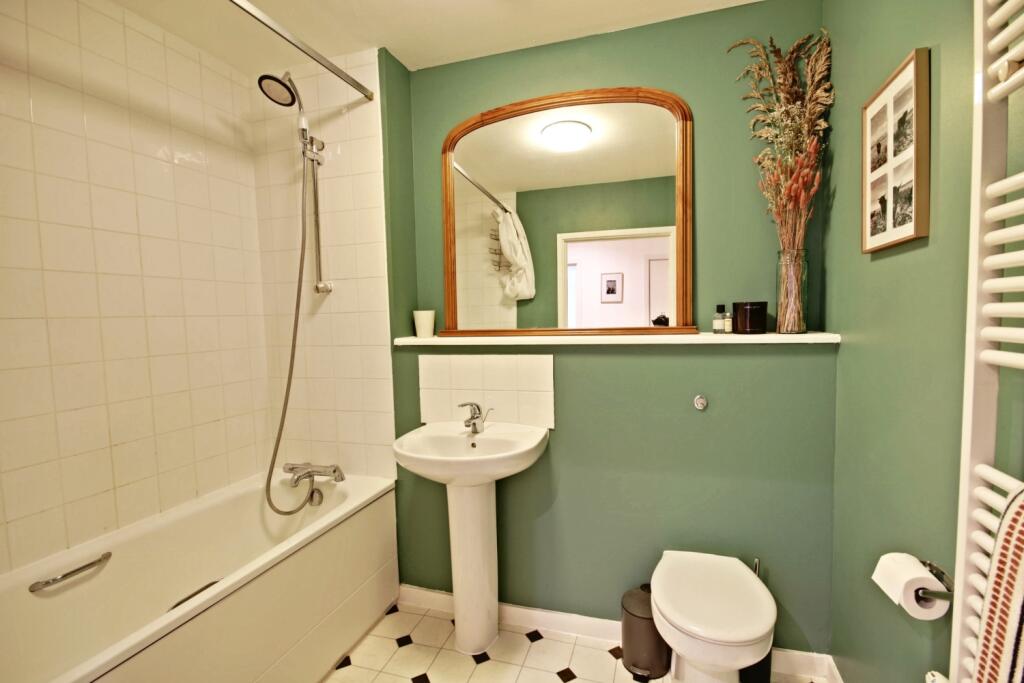 101 QMH - Bathroom 2