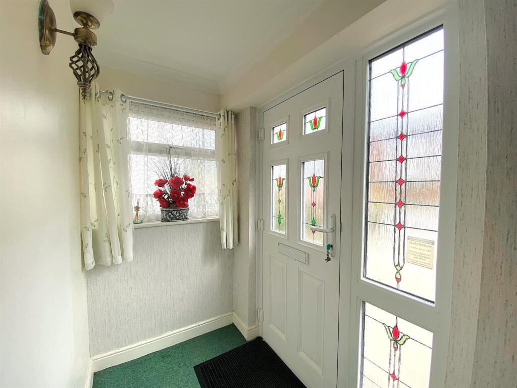 12 Little Common Rd - Hall.jpg
