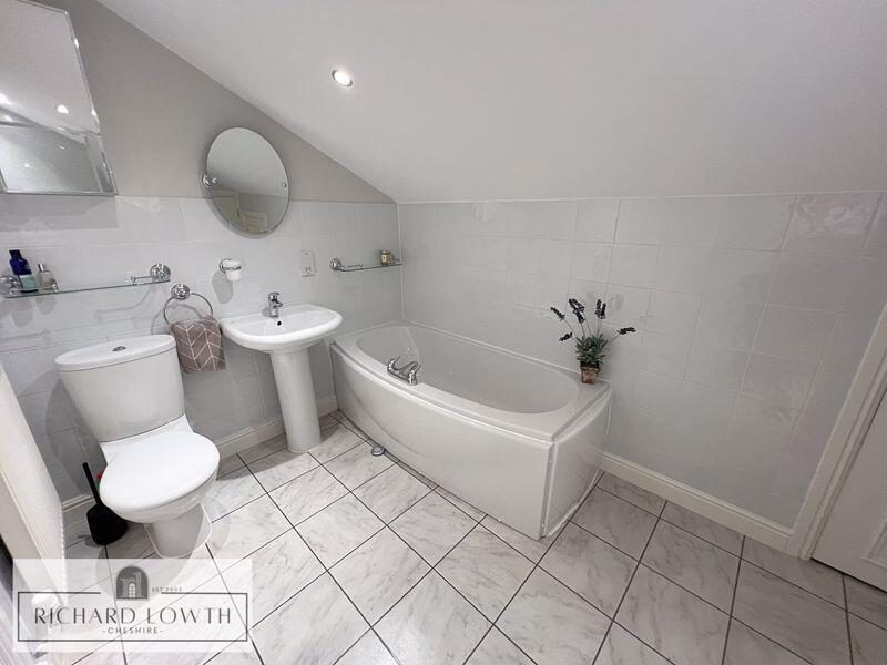 Ensuite Shower/Bath/WC
