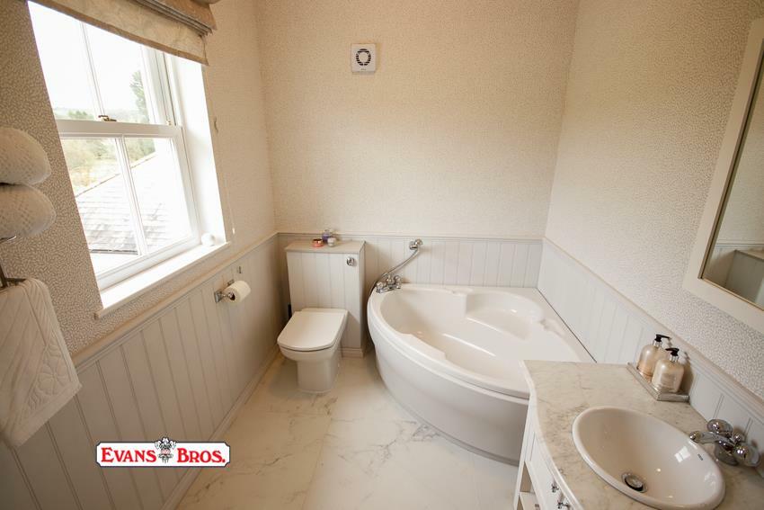 EN-SUITE BATHROOM