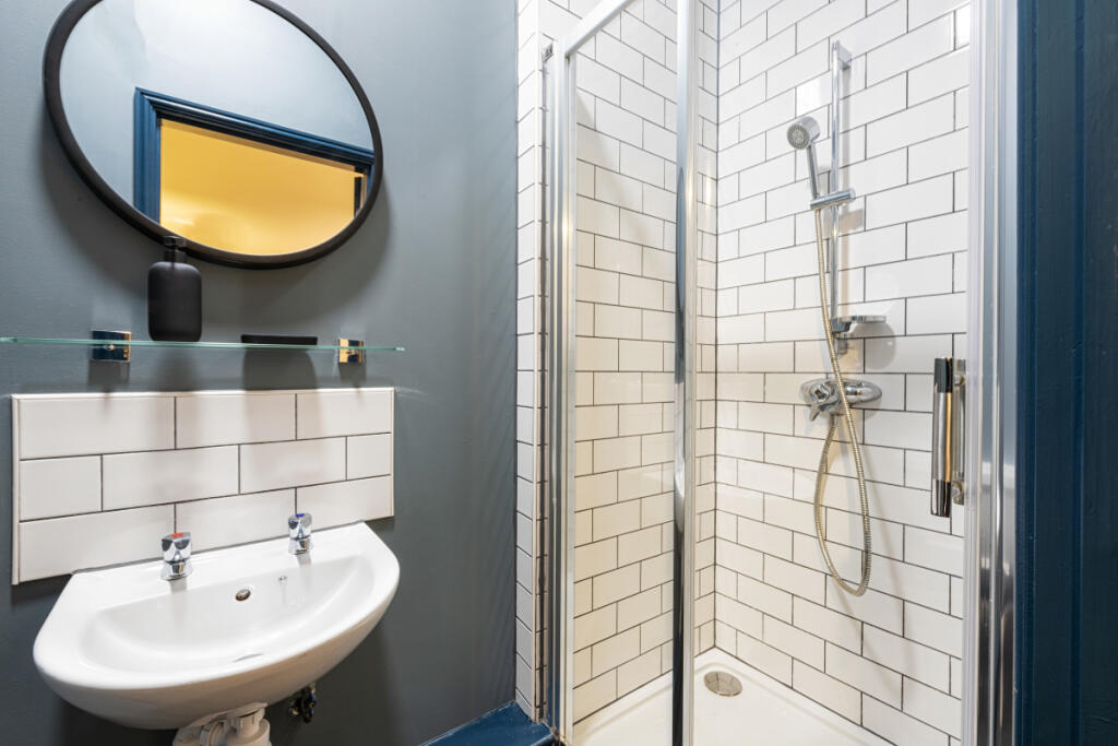 Shoe &amp; Boot Factory, Flat 4 Bathroom 1