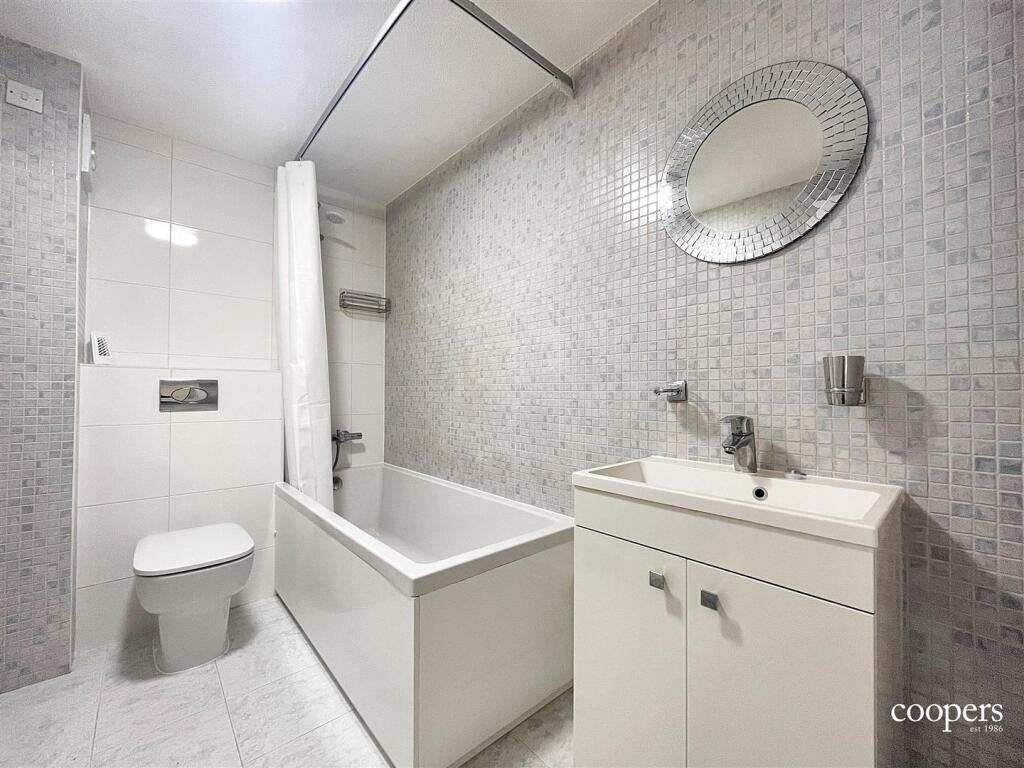 Bathroom (20).jpg