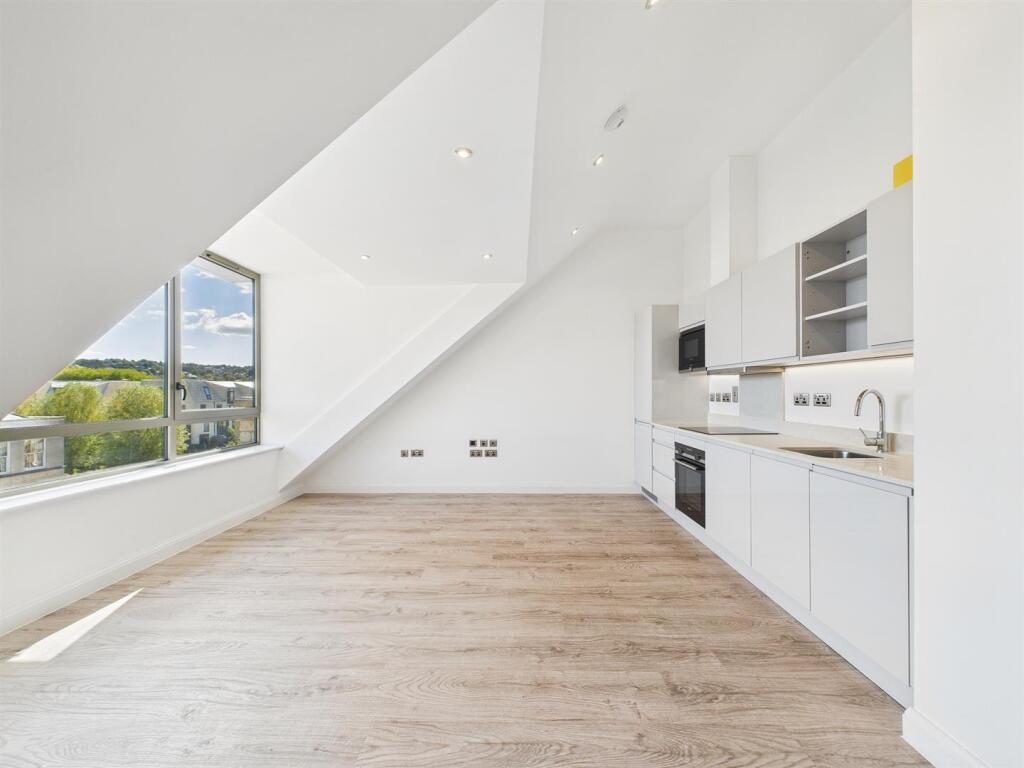 10 - Modern 2-Bedroom Flat for Auction in Bath.jpg