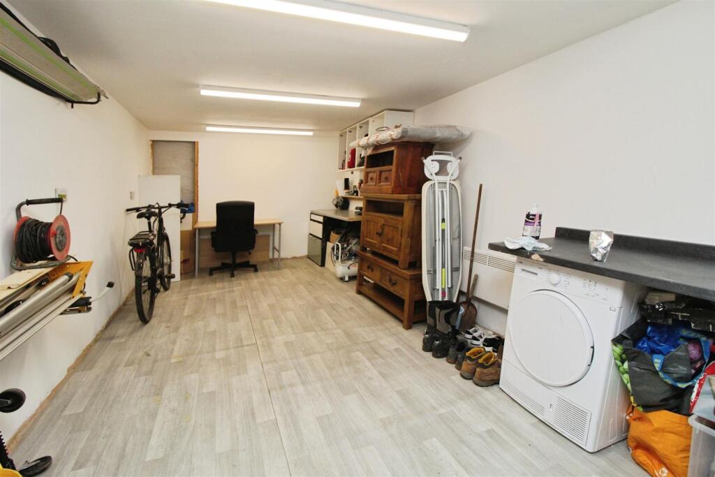 Garage/Workshop