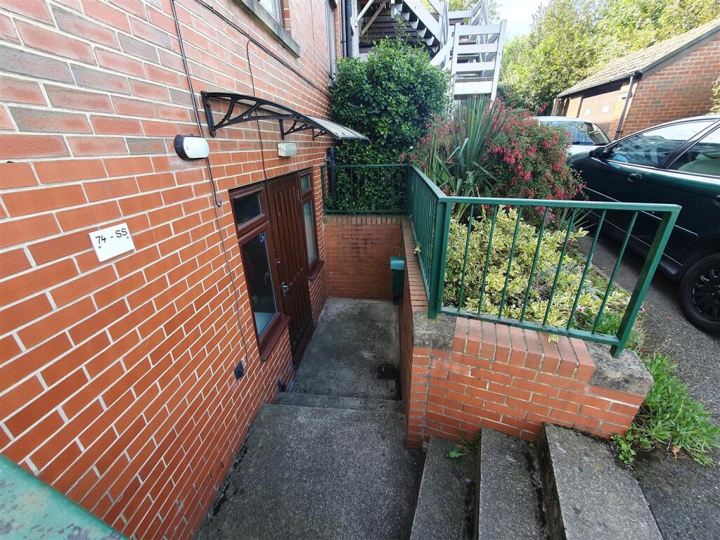 Summerfied Road entrance, dirve way, garden bike s