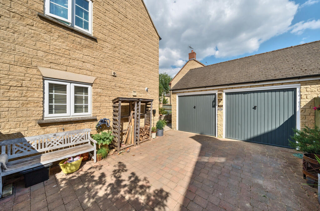 Driveway/Garages
