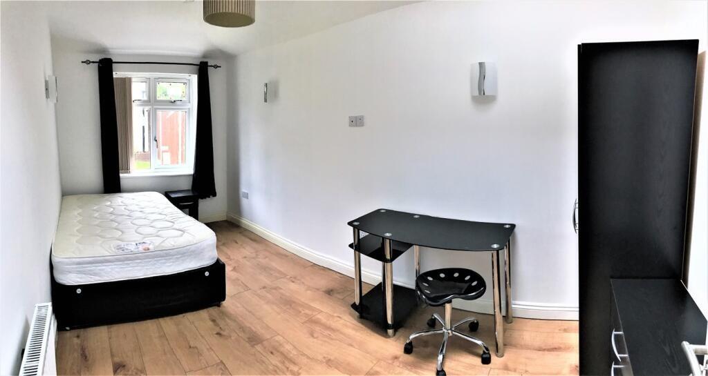 This inviting double bedroom features ample nat...