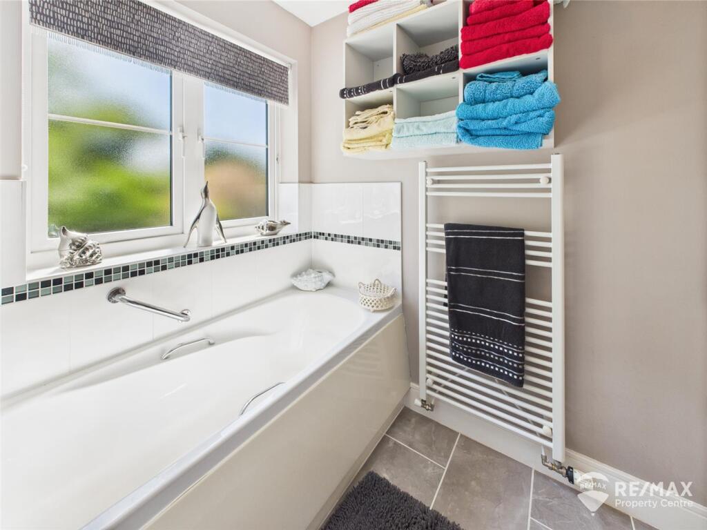 Bathroom (2).jpg