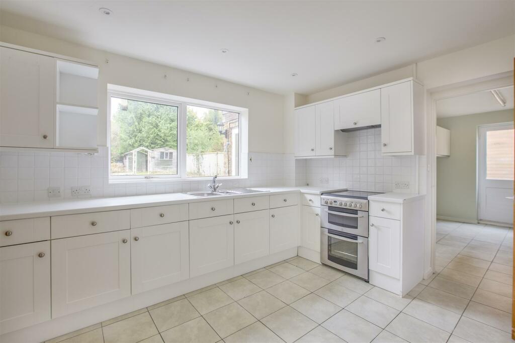 17 Frogmore Close, HP14 4LN-10.jpg
