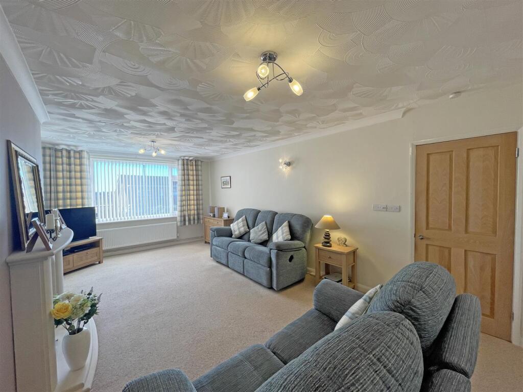 Briarleigh Close 21 Lounge 3.jpg