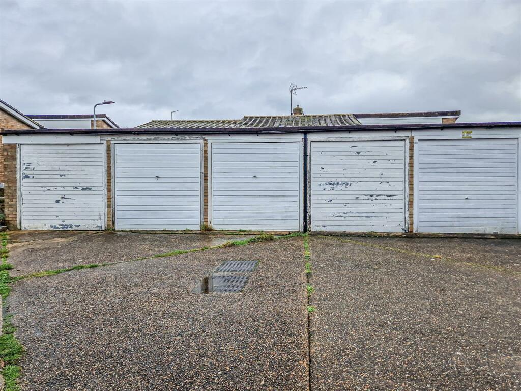 nearby garage en block (centre)